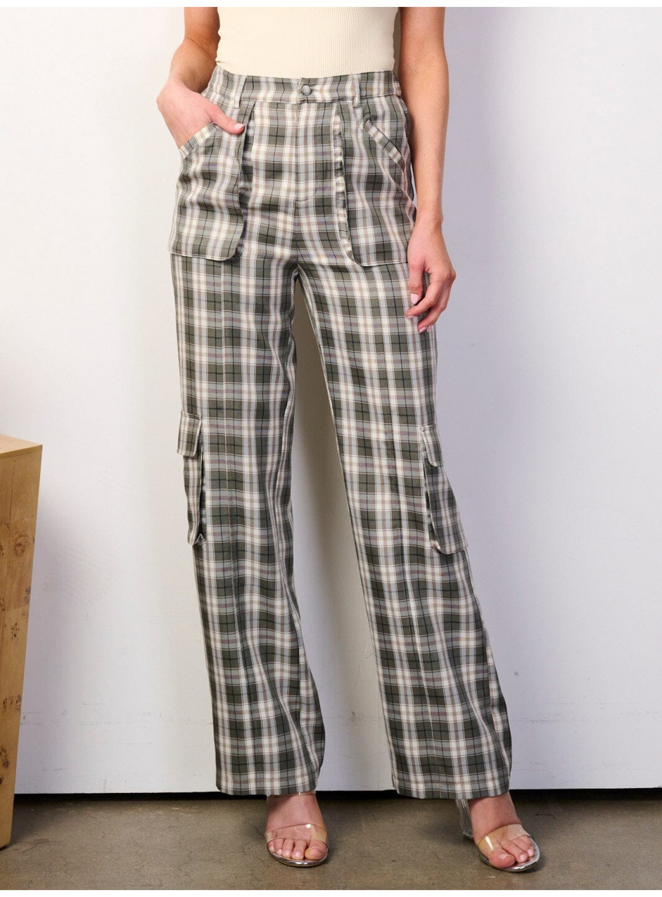 WOMEN'S BUTTON CLOSURE CARGO POCKETS WIDE LEG PLAID PANTS